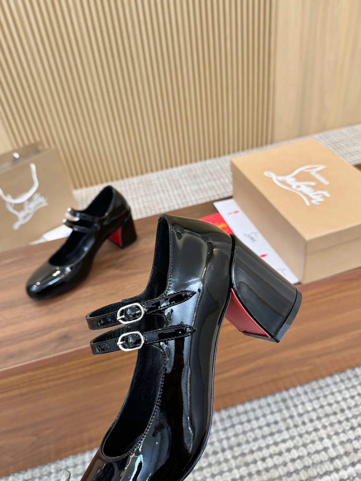👟👟Ex-factory price 480👟👟 Genuine leather sole +40 Year-round shipment💝Christian Louboutin CL👠 "Patent Leather Series" Noble and luxurious, real blingbling✨ Real materials, all customized by the pattern maker, and the materials are made of original customized materials to achieve the taste of the original 6 color options💍Upper: Imported👉cow patent leather💪 Lining: Sheepskin foot pad/lining Size: 34-40.41.42 Heel height: 6.5cm